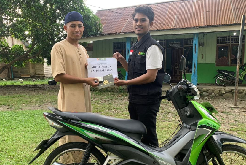 Ustaz Ramang mendapat bantuan motor dari BMH dalam program Dakwah Pedalaman.
