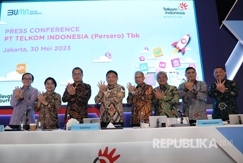 Direktur Utama Telkom Ririek Adriansyah bersama jajaran direksi  berfoto bersama usai penyelenggaraan Rapat Umum Pemegang Saham Tahunan Tahun Buku 2022 di Jakarta, Selasa (30/5). 
