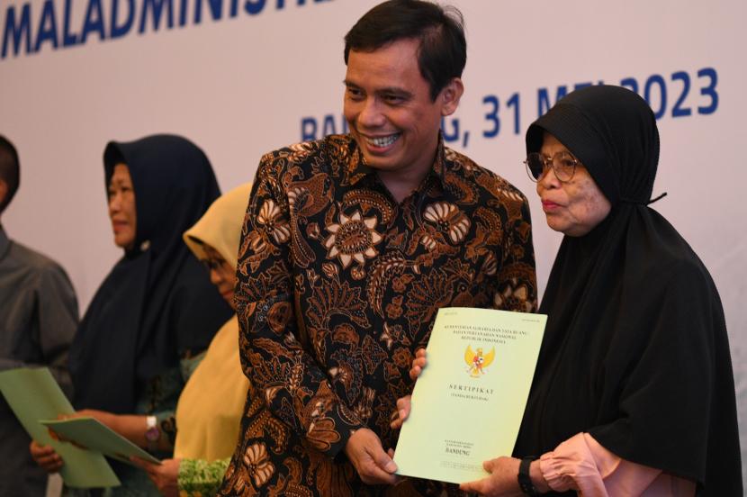 Direktur Utama Bank BTN Nixon LP Napitupulu menyerahkan sertifikat kepada perwakilan warga Perumahan Abdi Negara pada acara Penyerahan Sertifikat KPR di Bandung, Jawa Barat, Rabu (31/5/2023). 