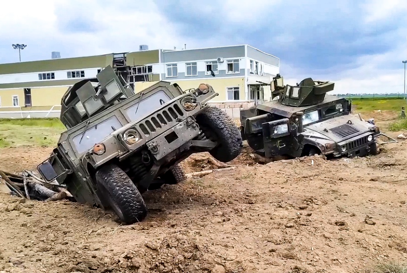 Kendaraan militer lapis baja yang rusak terlihat setelah pertempuran di wilayah Belgorod barat Rusia pada hari Selasa, 23 Mei 2023.