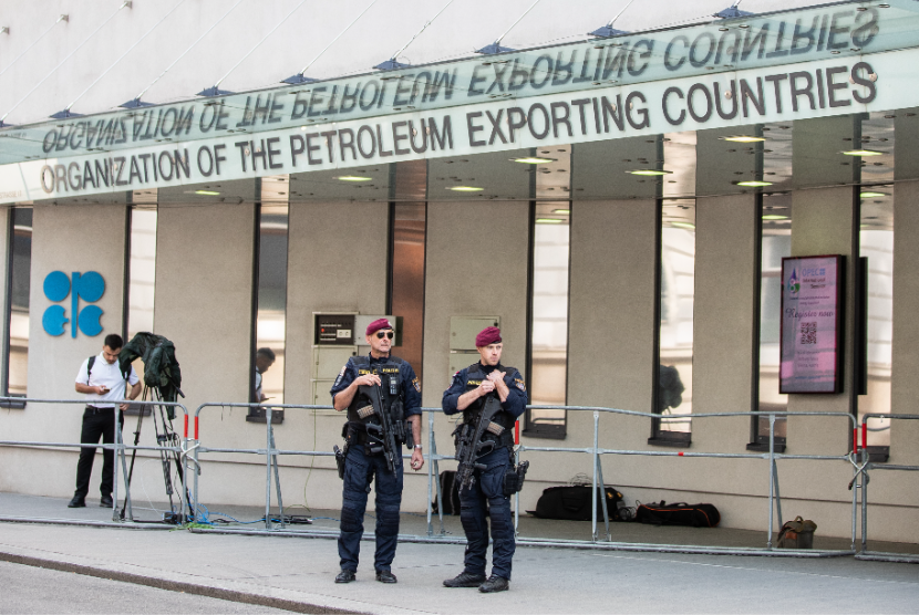 Petugas kepolisian mengamankan jelang Pertemuan Organisasi Negara Pengekspor Minyak di markas OPEC di Wina, Austria, 3 Juni 2023.
