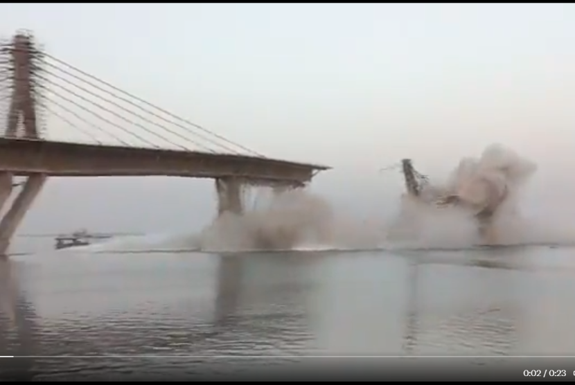 Jembatan Aguwani-Sultanganj runtuh ke Sungai Gangga di Bihar, India, pada Ahad (5/6/2023).