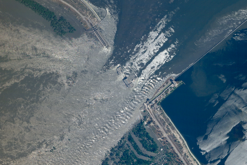 Citra satelit yang disediakan oleh Planet Labs PBC ini menunjukkan ikhtisar kerusakan bendungan Kakhovka di Ukraina selatan pada Selasa, 6 Juni 2023.