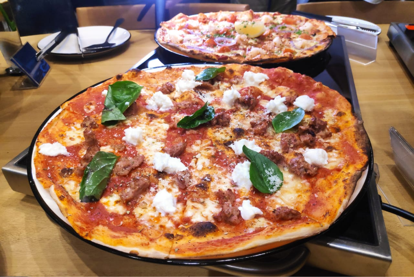 Pizza toscana (bawah) dan garlic prawn pizza dari Pizza Marzano. Menu baru romana pizza ini hadir untuk memeriahkan 17 tahun hadirnya waralaba pizza asal Inggris itu di Indonesia.