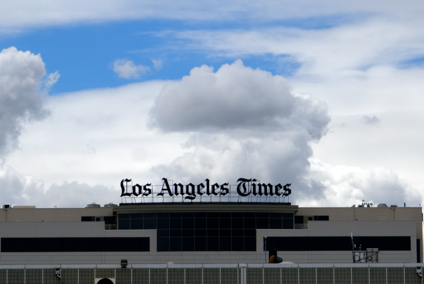 Gedung Los Angeles Times terlihat di belakang pagar di belakang Bandara Internasional Los Angeles, Jumat, 10 April 2020. Los Angeles Times pada Rabu, 7 Juni 2023, mengumumkan rencana untuk memangkas 74 pekerjaan.