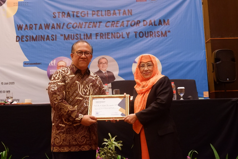 Ketua Pengabdian kepada Masyarakat (PKM) Unisba, Prof Dr Atie Rachmiatie M Si dalam acara FDG dan Diseminasi Muslim Friendly Tourism di Hotel Prime Park Bandung, Selasa (13/6/2023).