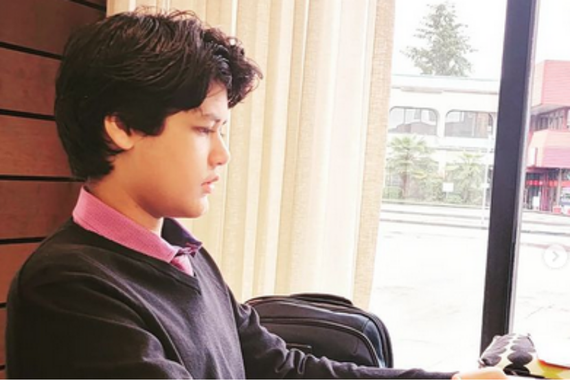Kairan Quazi, anak berusia 14 tahun lulusan Santa Clara University, Amerika Serikat, diterima bekerja sebagai software engineer di SpaceX.