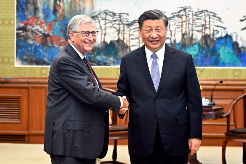 Bill Gates, kiri, bertemu dengan Presiden China Xi Jinping di Beijing, Jumat, 16 Juni 2023.