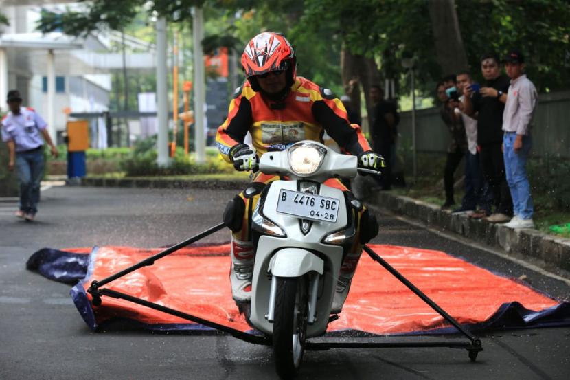 Pengendara sepeda motor mendemonstrasikan teknologi keselamatan berkendara sebagai bagian dari rangkaian acara Focus Group Discussion mengenai keselamatan berkendara bagi pengendara sepeda motor yang diselenggarakan oleh Road Safety Association (RSA) di Jakarta, Rabu (21/6). Acara tersebut mengemukakan kerentanan pengendara sepeda motor terhadap kecelakaan lalu lintas sehingga intervensi teknologi seperti anti-lock braking system (ABS) pada kendaraan menjadi faktor penting sebagai upaya untuk meminimalkan terjadinya kecelakaan.