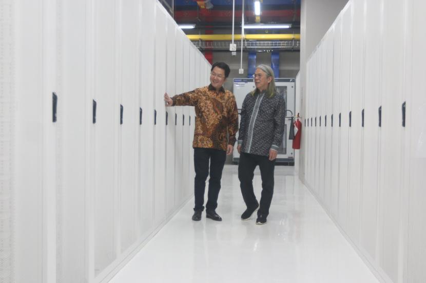 President Director PT DCI Indonesia Toto Sugiri (kiri) bersama Direktur PT Datacenter Indonesia Sukses Makmur Ricky Garyati saat meninjau fasilitas Kampus Pusat Data H2 di Karawang, Jawa Barat, Kamis (22/6/2023).