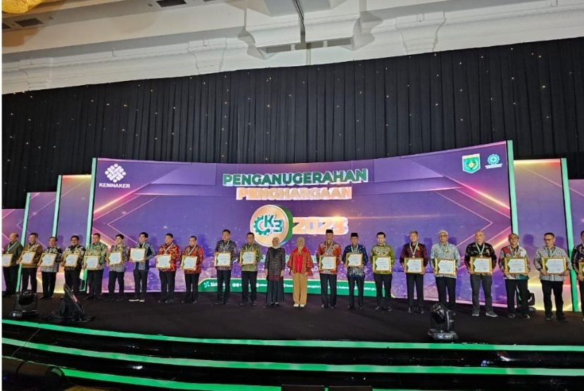 Pemerintah Provinsi Kalimantan Tengah (Pemprov Kalteng) dibawah pimpinan Gubernur Kalteng Sugianto Sabran dan Wakil Gubernur Kalteng Edy Pratowo menerima Penghargaan K3.