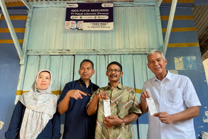 Pupuk Indonesia menyatakan petani terdaftar wajib datang langsung ke kios dan menunjukkan KTP untuk membeli pupuk bersubsidi.. 