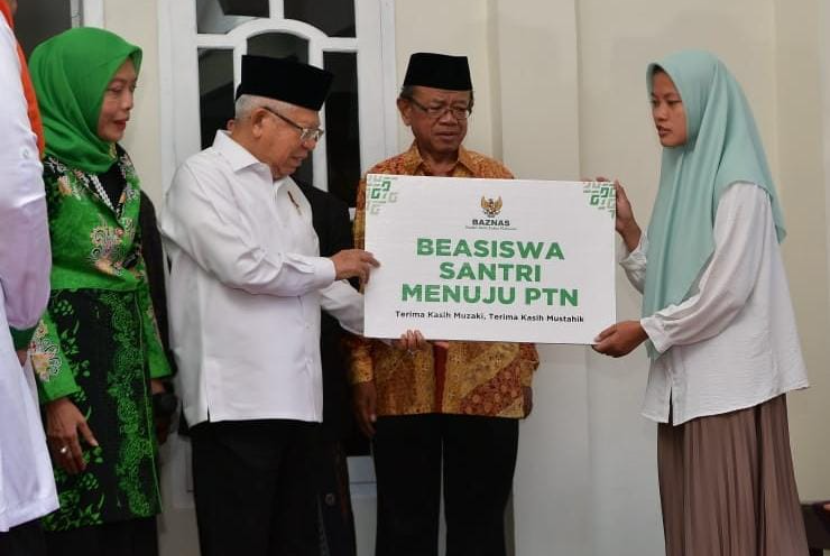 Badan Amil Zakat Nasional (Baznas) bersama Wakil Presiden RI Prof KH Maruf Amin menyerahkan bantuan 