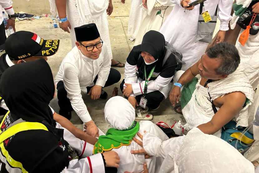 Ketua Tim Pengawas Haji DPR RI Abdul Muhaimin Iskandar memberikan pertolongan kepada jamaah yang kelelahan usai melempar jumroh.