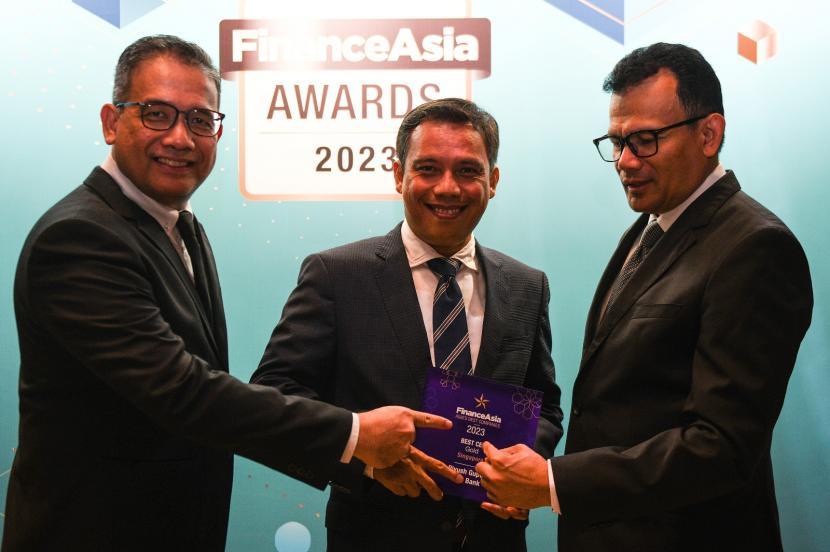 Direktur Utama Bank BTN Nixon LP Napitupulu (tengah) usai menerima penghargaan dalam ajang FinanceAsia 23rd Best Companies in Asia Award di Hong Kong, China, Rabu (28/6/2023).