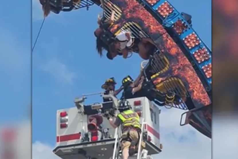 Petugas pemadam kebakaran menyelamatkan penumpang rollercoaster di Wisconsin, AS, setelah mereka terjebak dalam posisi terbalik selama tiga jam lebih, Ahad (2/7/2023).