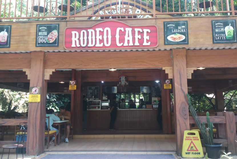 Rodeo Cafe di Taman Safari Bogor menyediakan menu makanan khas western dengan rata-rata harga Rp 50 ribuan.