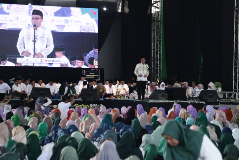 Bupati Bandung Dr HM Dadang Supriatna memberikan bantuan atau sedekah kain kafan kepada masyarakat Kabupaten Bandung, Rabu (19/7/2023). 