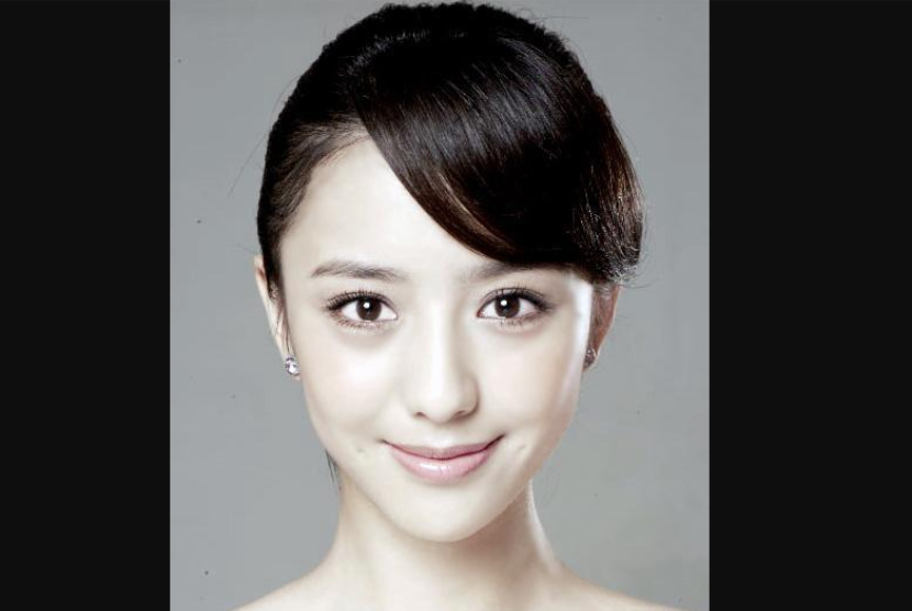Salah satu aktris asal Xinjiang paling populer yang berhasil masuk ke bioskop arus utama China, adalah Tong Liya.