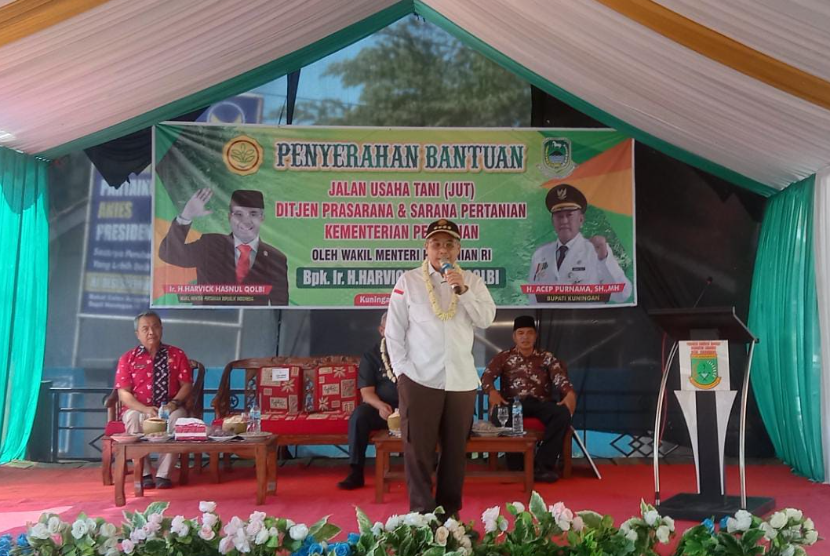 Wakil Menteri Pertanian (Wamentan), Harvick Hasnul Qolbi, meninjau pengerjaan program Jalan Usaha Tani atau JUT sepanjang 1,2 kilometer di Kabupaten Kuningan, Jawa Barat.