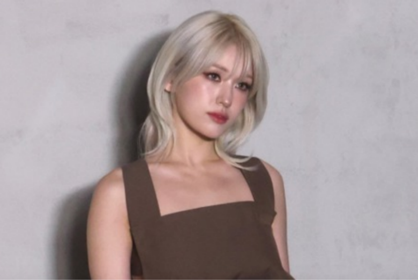Penyanyi K-pop Jeon Somi. Penyanyi berusia 22 tahun kelahiran Kanada itu kehilangan akun basis penggemarnya setelah lamban merespons desakan hapus video terkait Starbucks.