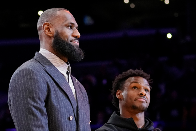 Pebasket NBA LeBron James (kiri) bersama putranya Bronny James. Bronny mengalami henti jantung saat latihan basket pada Senin (24/7/2023).