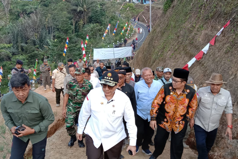 Wakil Menteri Pertanian (Wamentan), Harvick Hasnul Qolbi, meninjau program bantuan Jalan Usaha Tani (JUT) sepanjang 3 kilometer di desa Cidugaleun, Kecamatan Cigalontang, Kabupaten Tasikmalaya.