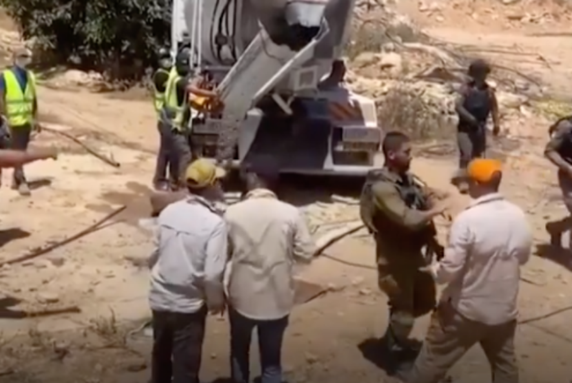 Dalam video yang beredar di media sosial, pasukan Israel tampak menuangkan adukan semen ke sumur petani Palestina di Hebron.