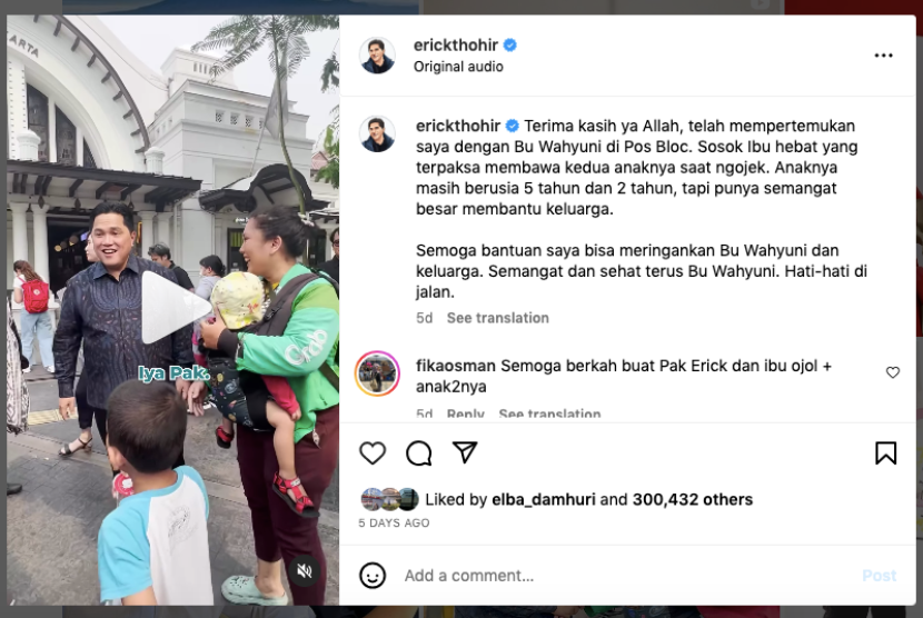 Menteri Badan Usaha Milik Negara (BUMN) Erick Thohir memberikan bantuan satu unit sepeda motor kepada seorang ibu ojek online (ojol).