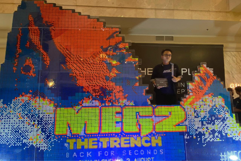 Speedcuber Abel Brata sukses mendesain instalasi mosaik Meg 2: The Trench dari kubus rubiks di Plaza Senayan, Jakarta. Instalasi ini dibangun dalam rangka menyambut perilisan sekuel The Meg.