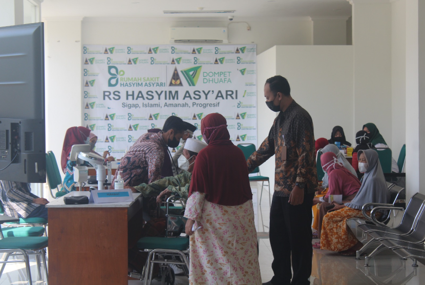 Rumah Sakit Hasyim Asy’ari (RSHA) Tebuireng Jombang menggelar aksi sosial berupa layanan kesehatan gratis.
