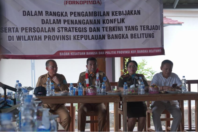 Pj Gubernur Kepulauan Bangka Belitung (Kepulauan Babel) Suganda Pandapotan Pasaribu, melaksanakan rapat pengambilan kebijakan dalam penanganan konflik mengenai pendangkalan alur muara Sungai Jelitik. 