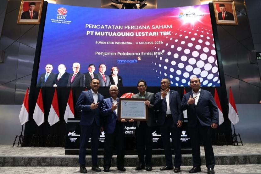 Jajaran direksi PT Mutuagung Lestari Tbk saat mencatatkan saham MUTU di Bursa Efek Indonesia, Jakarta, Rabu (9/8/2023).