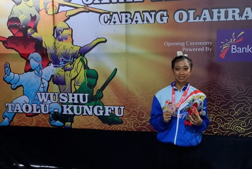 Dela Adhelia S, mahasiswa dari Universitas BSI kampus Tegal, berhasil mendapatkan medali perunggu, di Pekan Olahraga Provinsi (Porprov) Jawa Tengah XVI 2023, cabor Wushu.