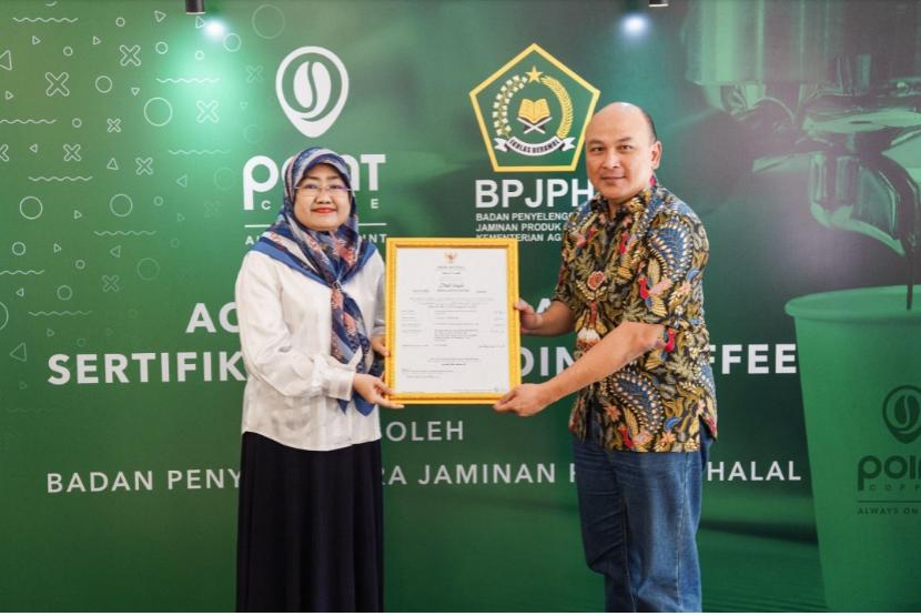 Ilustrasi BPJPH memberikan sertifikat halal.