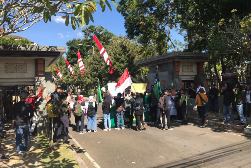 Kelompok mahasiswa HMI yang berdatangan melakukan aksi di depan Gedung Bupati Kabupaten Malang sekitar pukul 12.00 WIB. 