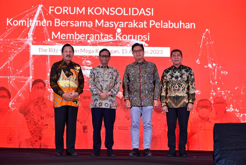 PT Pelabuhan Indonesia (Persero) menginisiasi Forum Konsolidasi “Komitmen Bersama Masyarakat Pelabuhan Memberantas Korupsi” sebagai upaya menciptakan transparansi dan akuntabilitas di lingkungan pelabuhan.