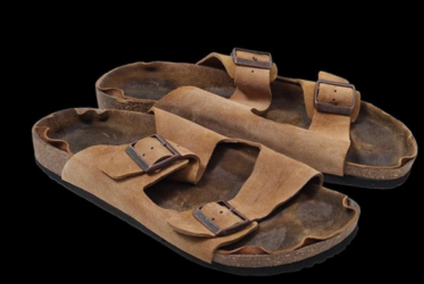 Replika sandal Birkenstock seperti yang dimiliki Steve Jobs, mendiang co-founder Apple. 