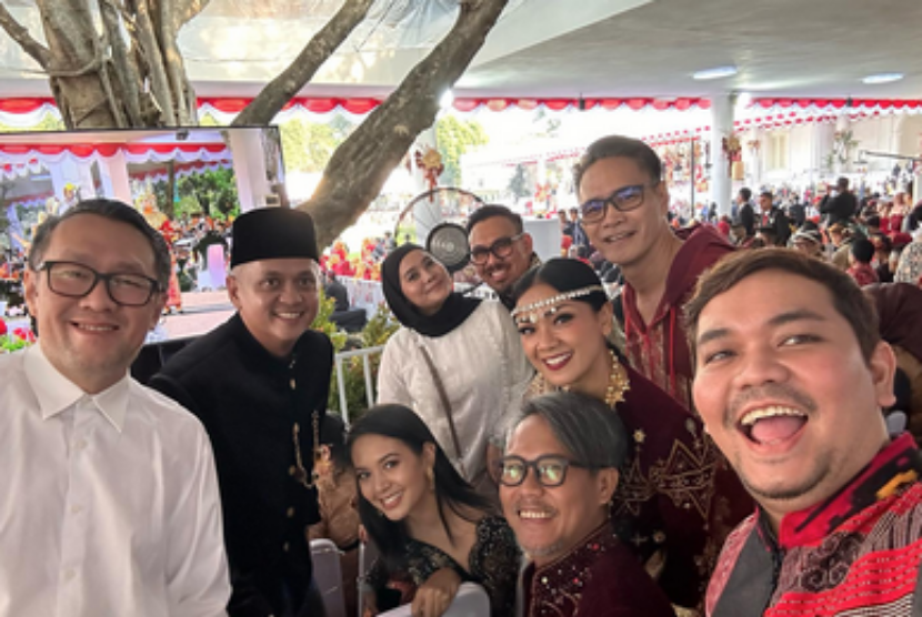 Presenter Indra Bekti berfoto bersama rekan-rekannya di Istana Negara saat menghadiri peringatan HUT ke-78 Kemerdekaan RI, Jakarta, Kamis (17/8/2023).