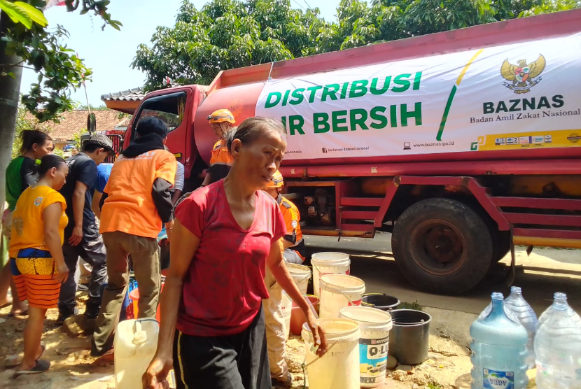 JAKARTA -- Badan Amil Zakat Nasional (Baznas) RI mendistribusikan 48 ribu liter air bersih untuk warga di Kecamatan Rancabungur, Kabupaten Bogor, Jawa Barat. 