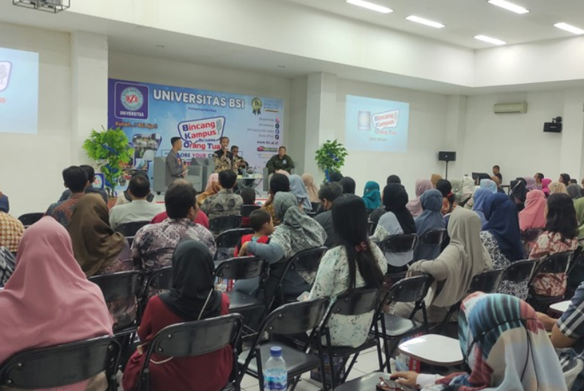 Universitas Bina Sarana Informatika (BSI) Kampus Cikarang mengadakan acara BKOT (Bincang Kampus Bersama Orang Tua) yang dihadiri oleh orang tua mahasiswa pada 12 Agustus 2023.