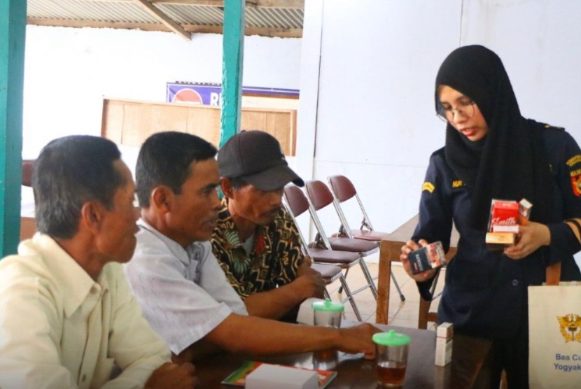 Bea Cukai Yogyakarta menjelaskan mengenai barang kena cukai (BKC), ciri-ciri rokok ilegal, serta identifikasi pita cukai tahun 2023.