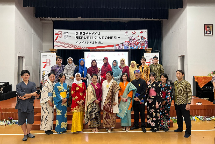 Para guru dan siswa sekolah Indonesia di Tokyo mengenakan pakaian tradisional Indonesia.