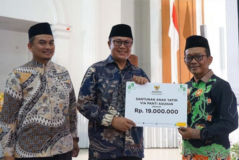 Ketua Badan Amil Zakat Nasional (Baznas) Kota Sukabumi Miftah Amir dan Wali Kota Sukabumi Achmad Fahmi menyalurkan santunan anak yatim dari Baznas ke anak yatim di panti asuhan di Gedung Juang 45 Kota Sukabumi, Selasa (22/8/2023).