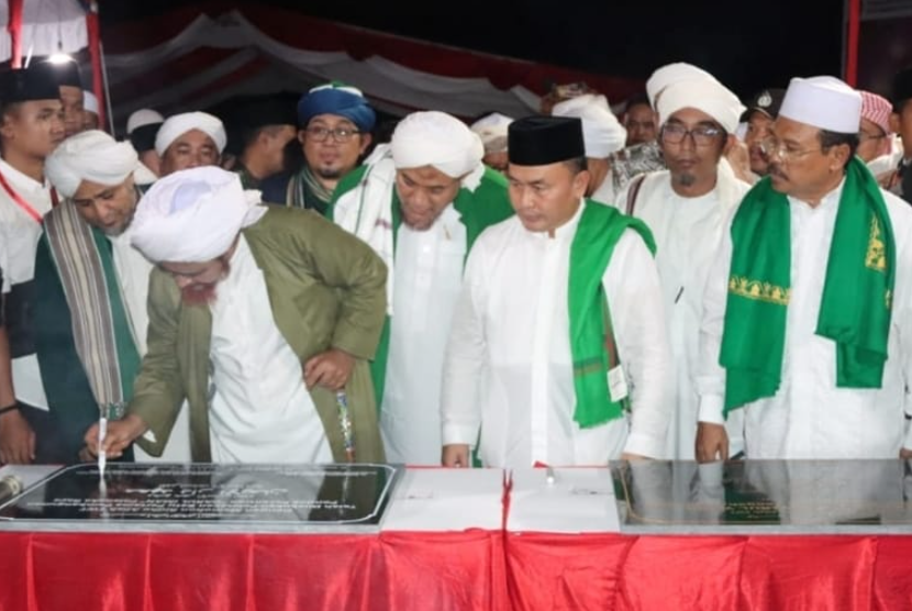 Guru Mulia Al-Habib Umar Bin Hafidz didampingi Gubernur Kalteng Sugianto Sabran melakukan peletakan batu pertama pembangunan Pondok Pesantren (Ponpes) Darul Iman.