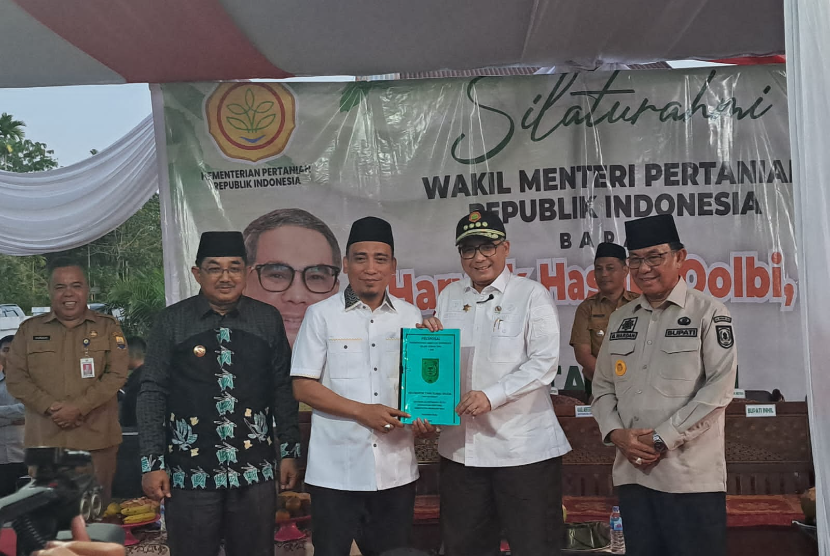 Wakil Menteri Pertanian (Wamentan), Harvick Hasnul Qolbi, mendorong inovasi dan hilirisasi kelapa dalam sebagai kekuatan ekonomi bagi masyarakat di Pulau Kijang, Kabupaten Indragiri Hilir, Provinsi Riau. 