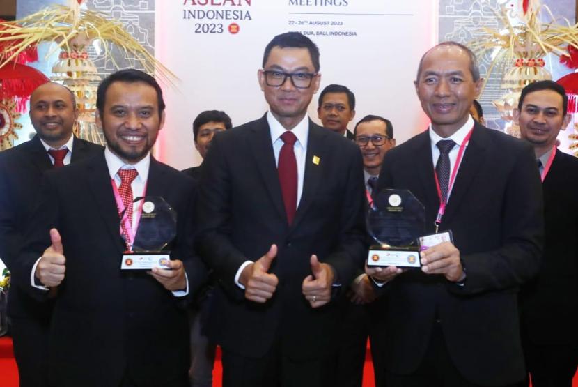 Pembangkit Listrik Tenaga Uap (PLTU) Suralaya dan 5 pembangkit PT PLN (Persero) Grup lainnya mendapatkan 7 penghargaan internasional.