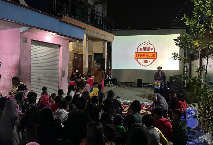 Mobil Bioskop Keliling Universitas Muhammadiyah Malang  hadir di Desa Kejapanan, Kecamatan Gempol, Kabupaten Pasuruan pada 24 Agustus lalu untuk menghibur warga melalui tontonan menarik.