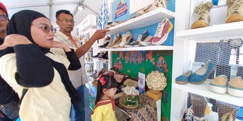 Stan salah satu pelaku UMKM binaan BRI, Kupu Sutera asal Desa Sentul, Kecamatan Purwodadi, Kabupaten Pasuruan yang menjadi salah satu produsen sepatu terbaik di Indonesia.
