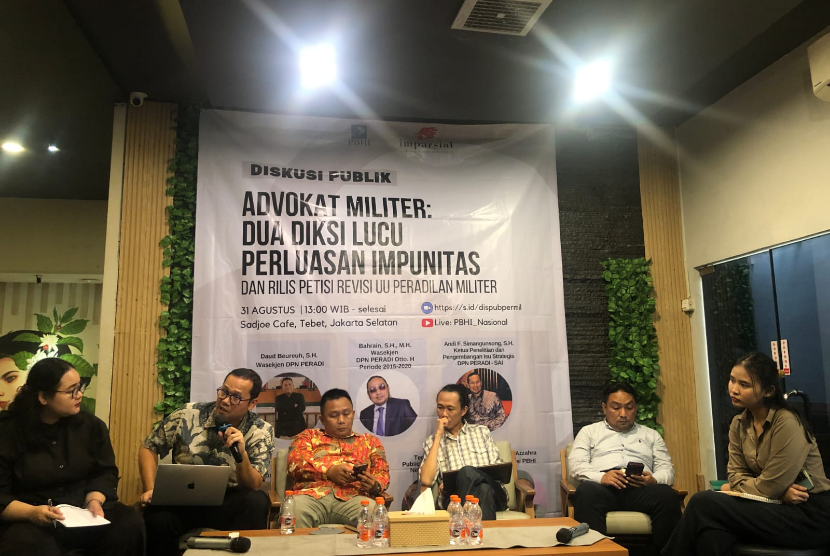 Kegiatan diskusi publik Advokat Militer: Dua Diksi Lucu untuk Perluasan Impunitas dan pentingya reformasi pradilan militer, di Sadjoe Café and Resto Jakarta Selatan, Kamis (31/8/2023).